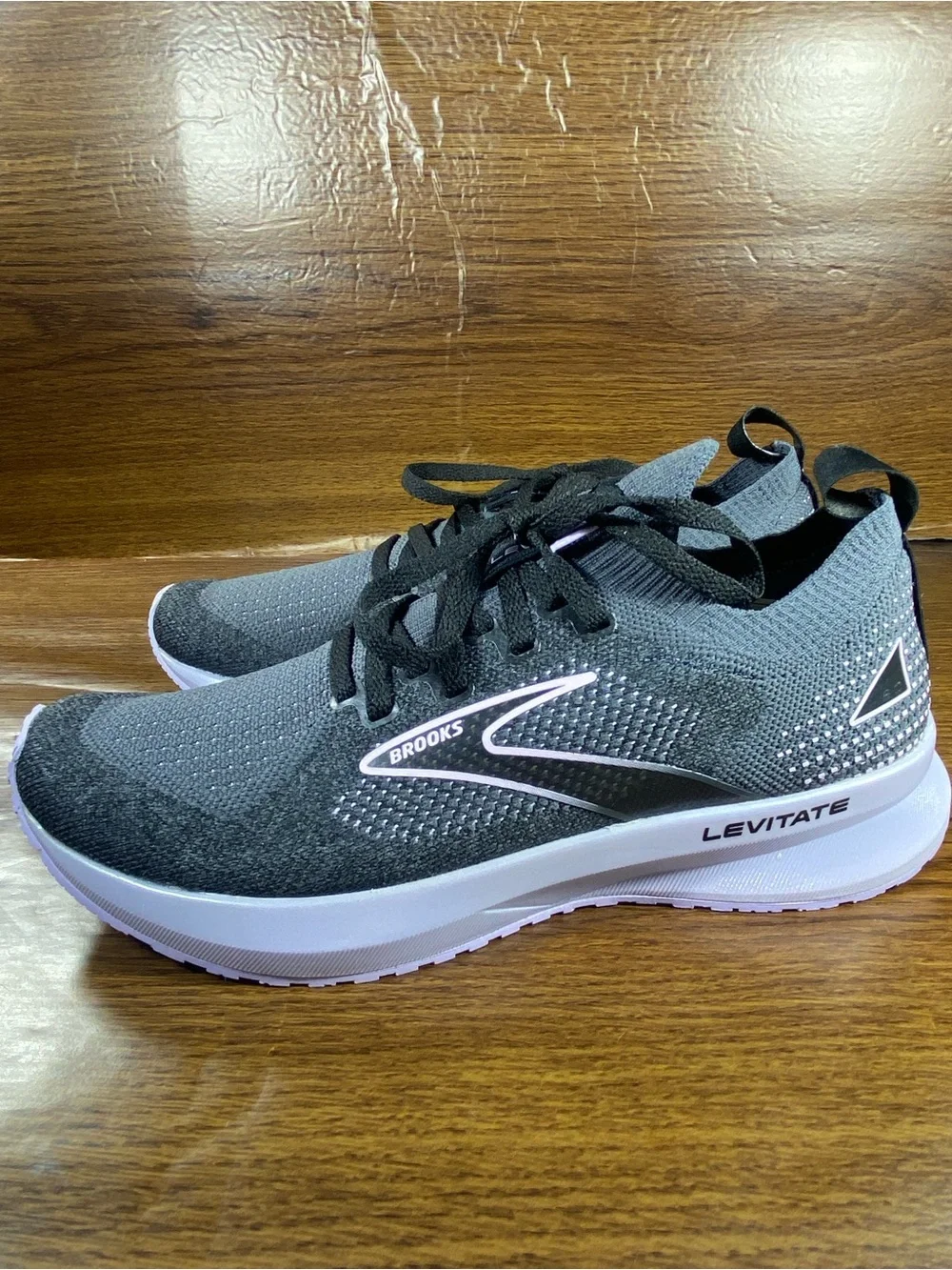 Brooks Levitate stealth fit 5 women’s shoe size 6.5